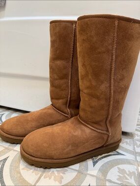 Ugg Boots - Classic Tall - women - size 9 Chestnut